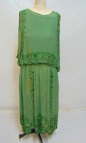 EARLY 20TH C. GREEN BEADED DRE