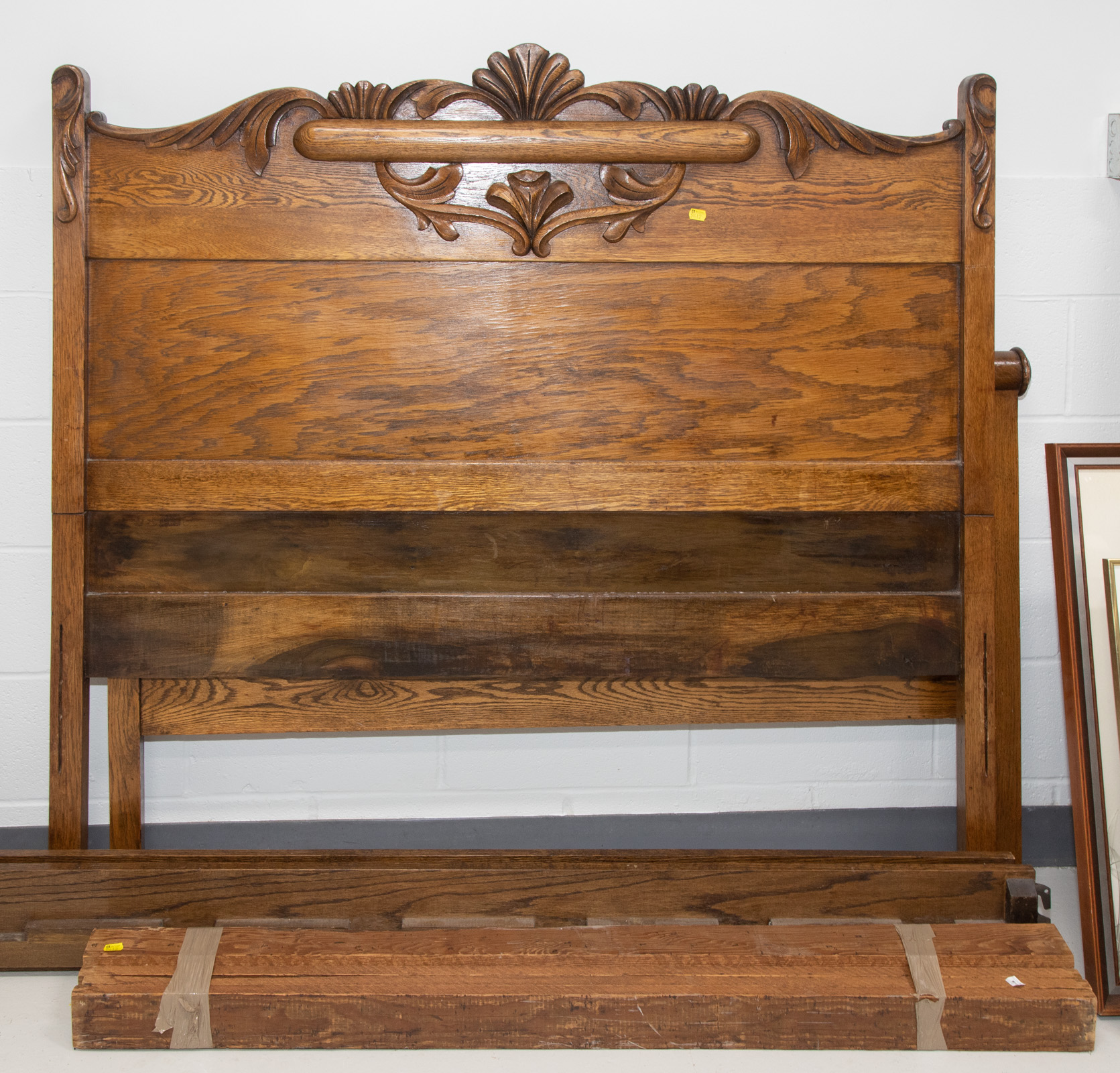 EARLY 20TH CENTURY OAK BEDSTEAD .