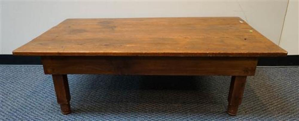 EARLY AMERICAN PINE COFFEE TABLE