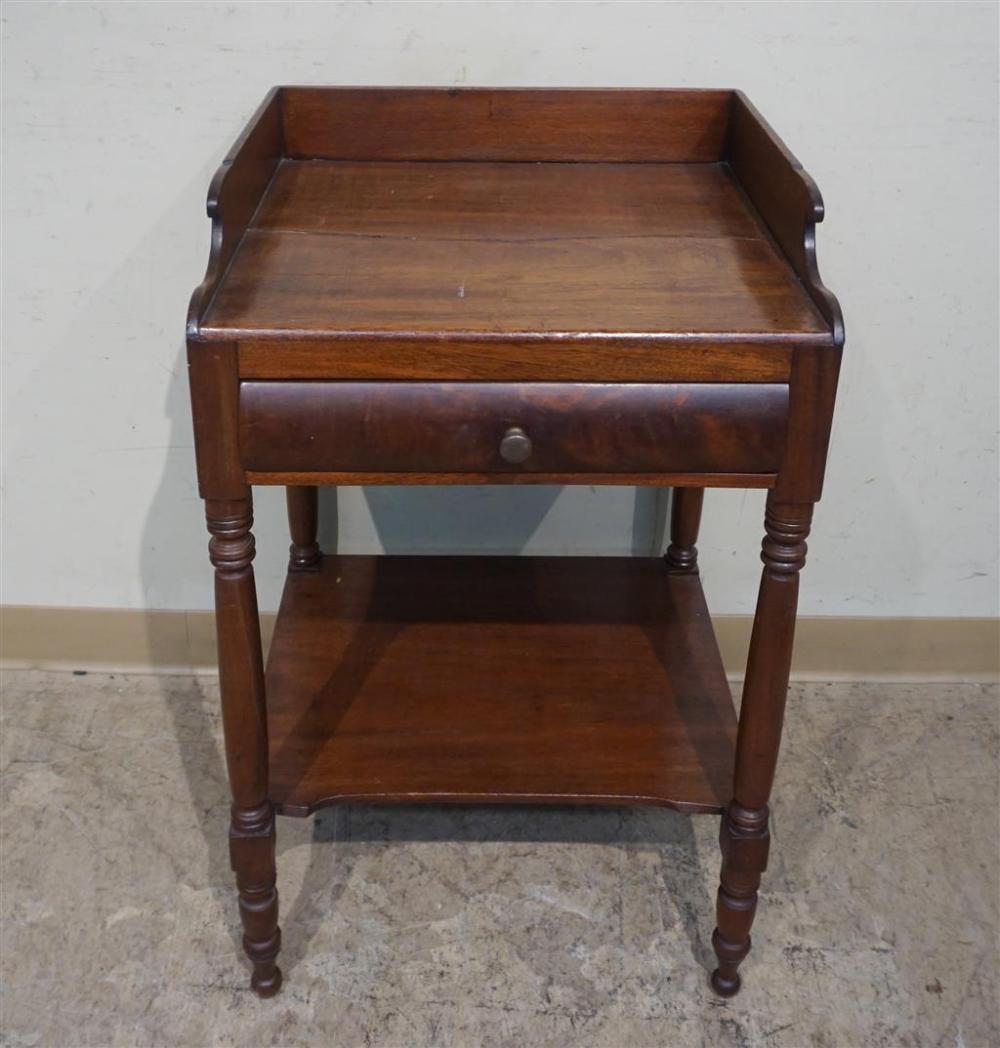 EARLY AMERICAN STYLE MAHOGANY