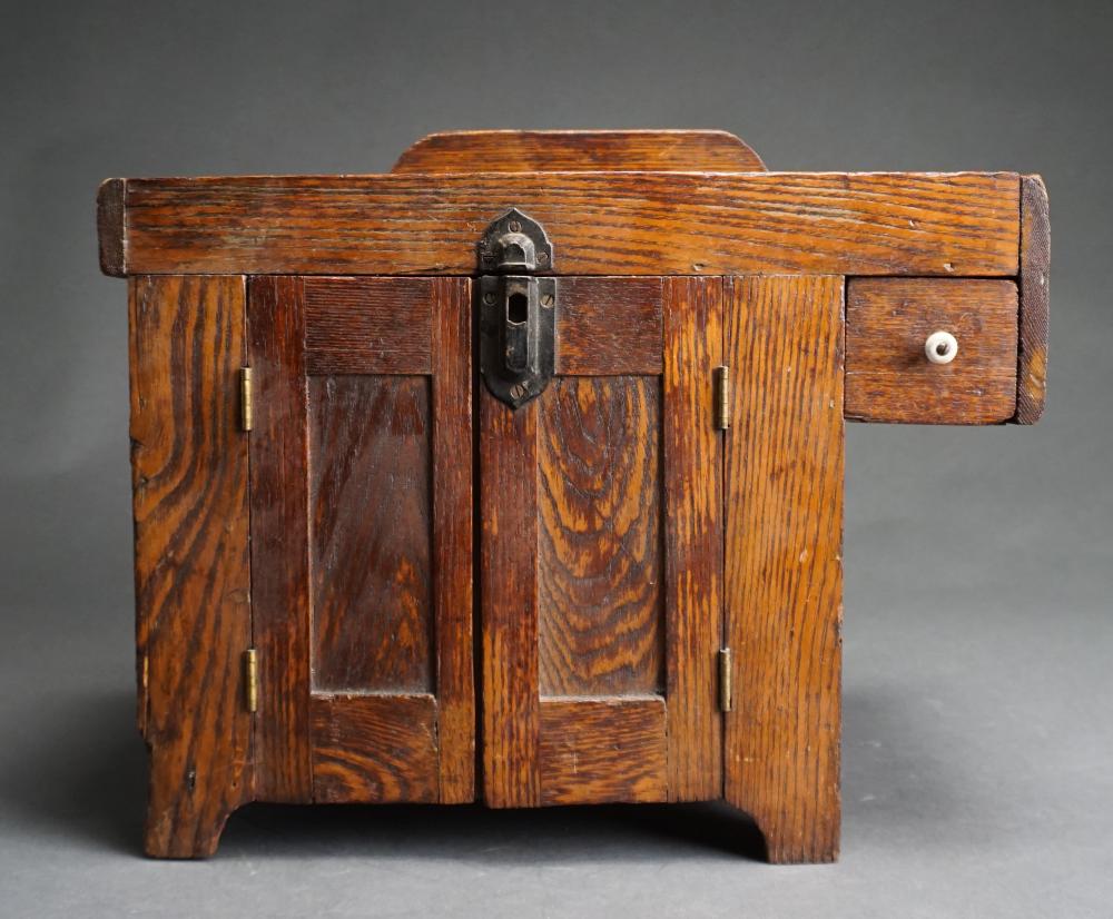 EARLY AMERICAN STYLE OAK DIMINUTIVE
