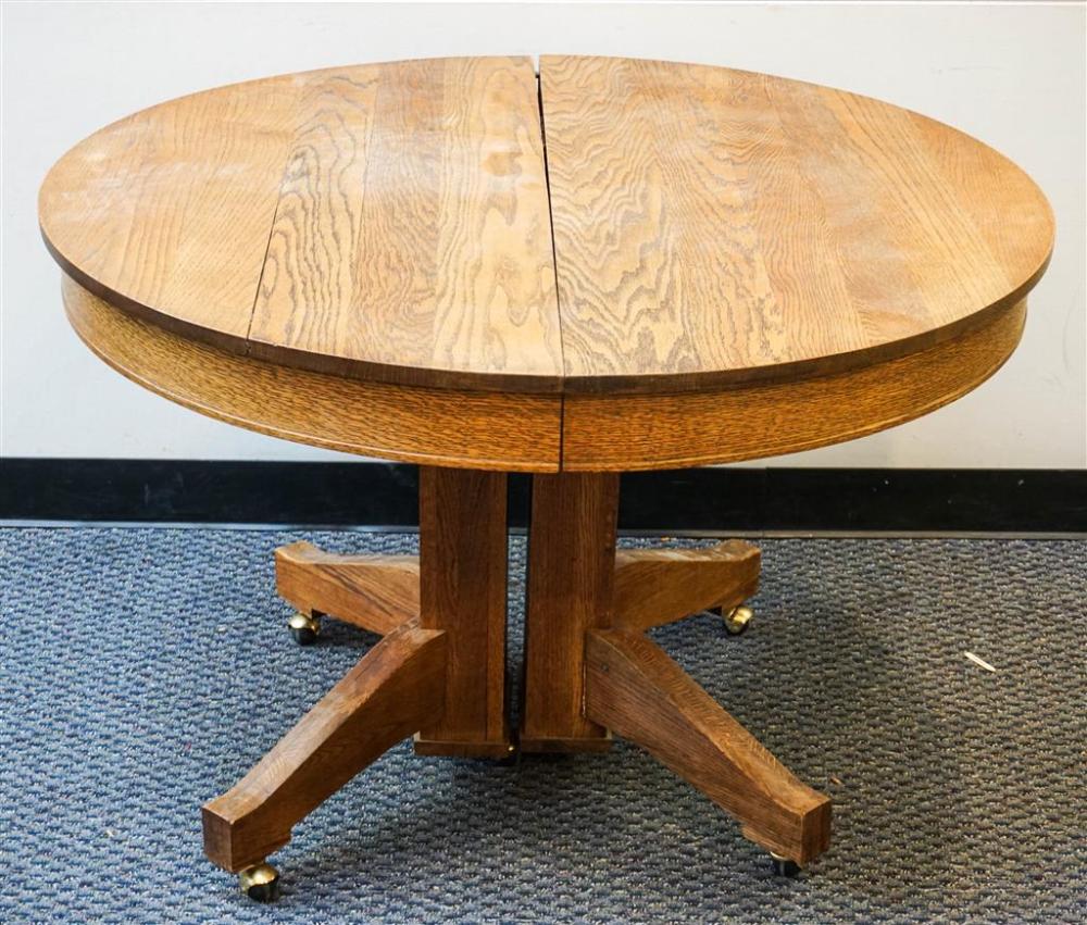 EARLY AMERICAN STYLE OAK ROUND