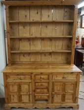 EARLY AMERICAN STYLE PINE HUTC