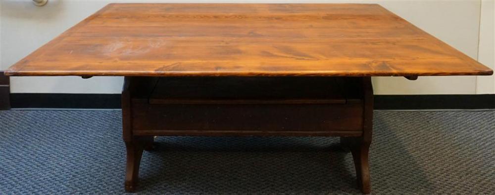 EARLY AMERICAN STYLE STAINED PINE