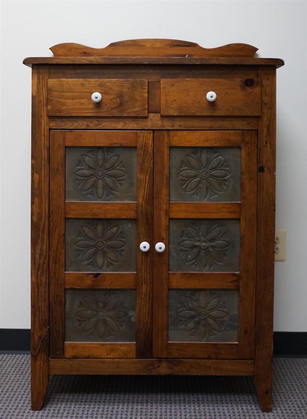 EARLY AMERICAN STYLE STAINED PINE