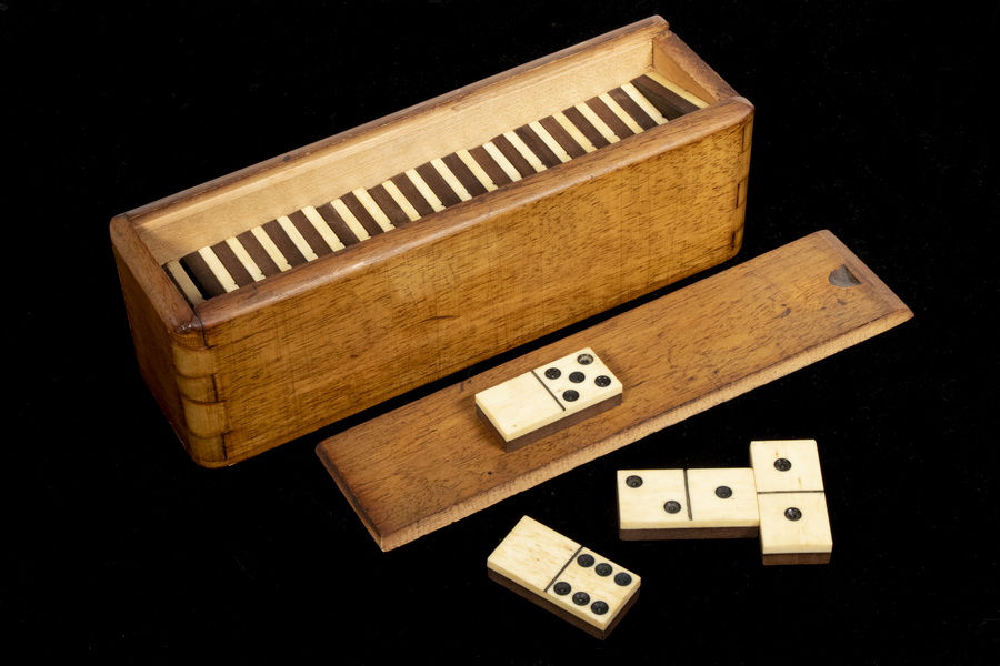 EARLY BOXED DOMINOES 19th c.