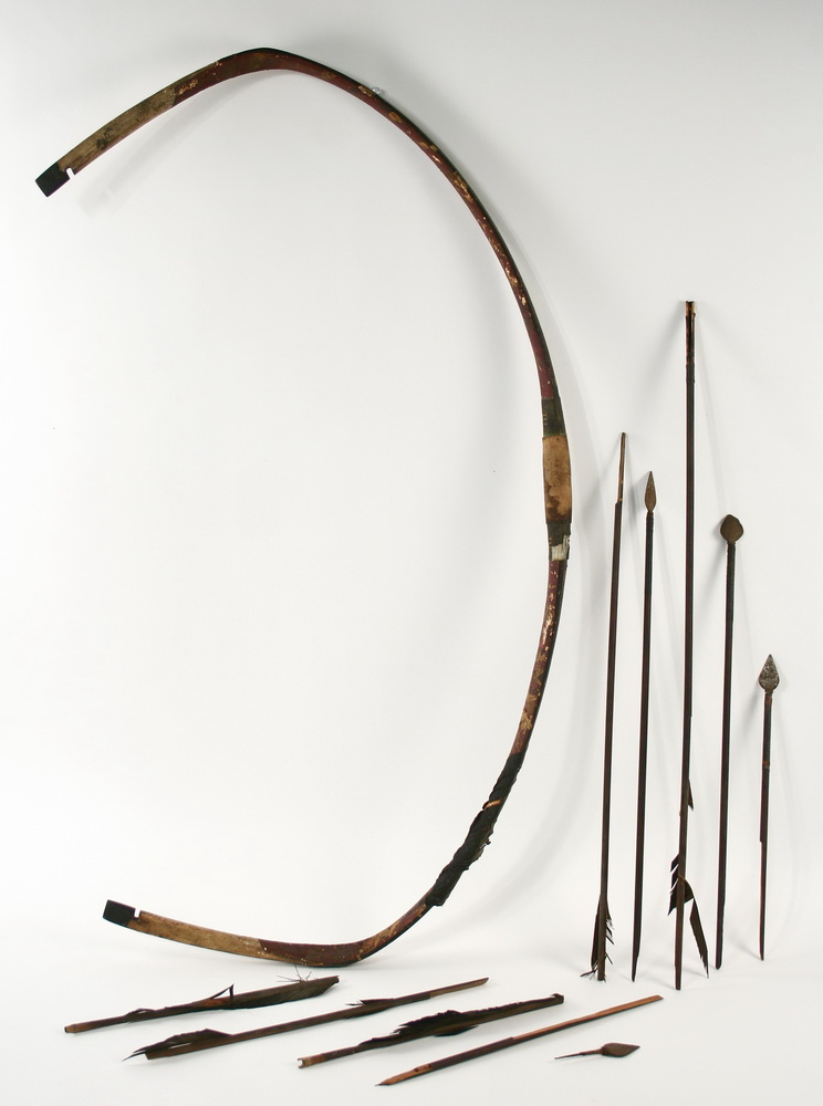 EARLY CHINESE BOW AND ARROWS - Horn