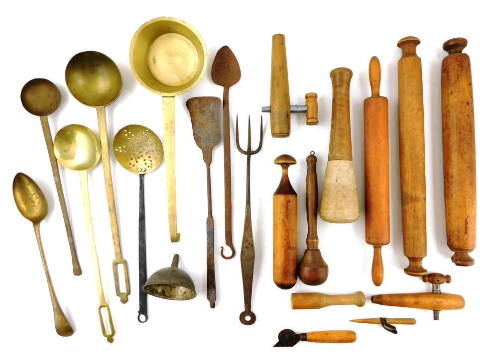 EARLY KITCHEN WARE: EIGHTEEN PIECES