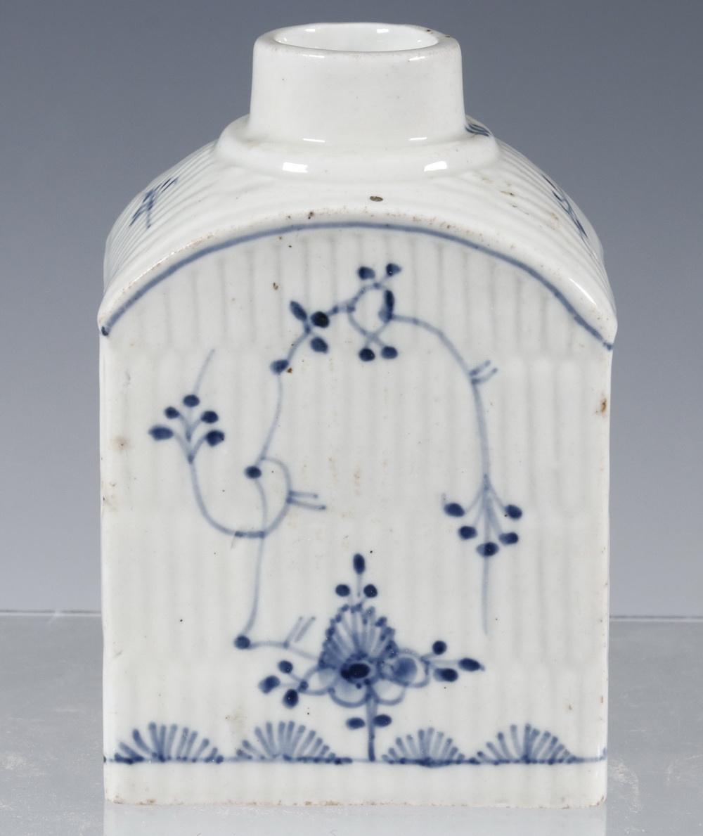 EARLY PORCELAIN TEA CADDY Late 18th