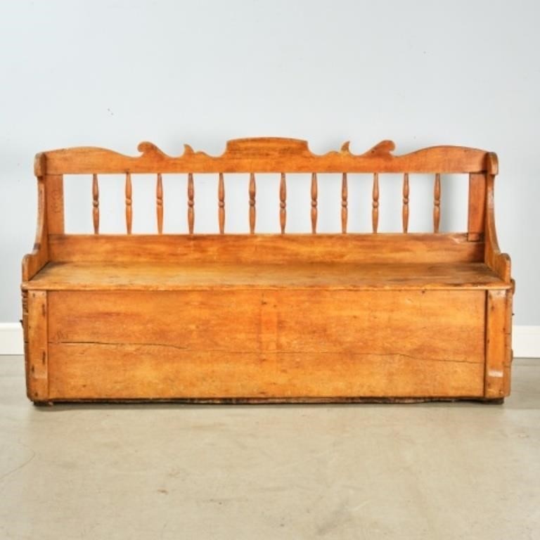 EARLY SETTLE BED (BANC LIT)This bed