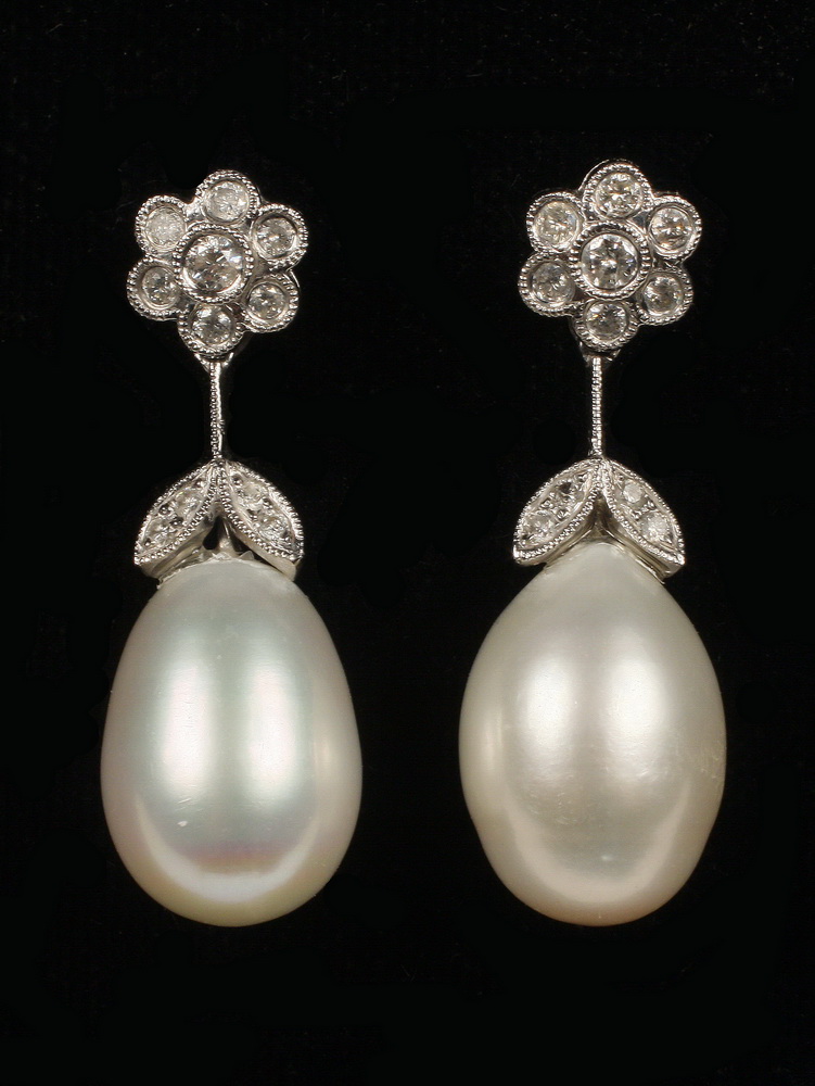 EARRINGS - One pair of 18K white