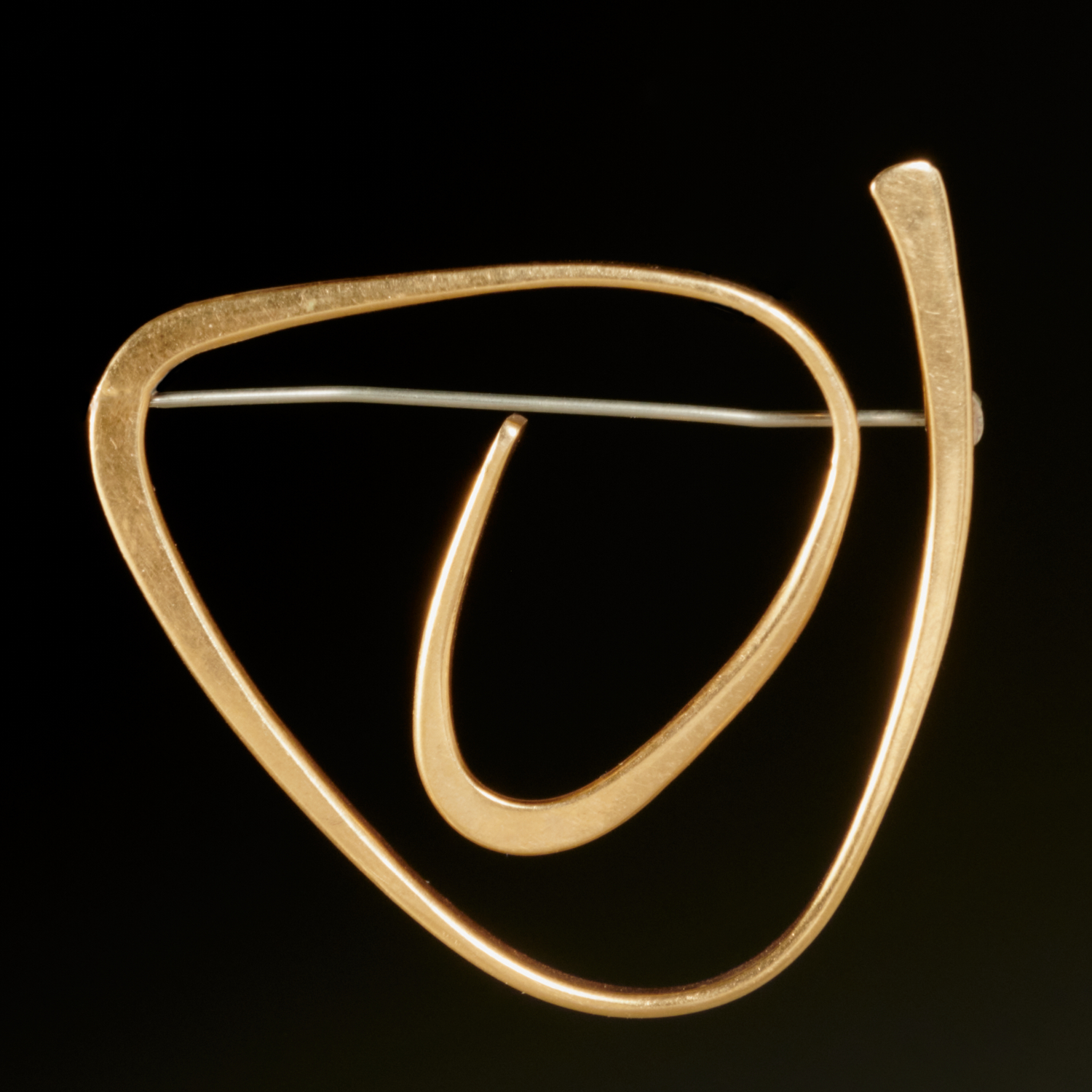 ED WIENER, 14K GOLD ABSTRACT BROOCH