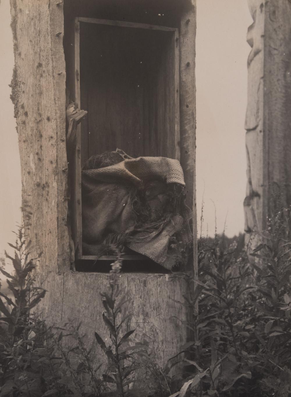 EDWARD S. CURTIS, SEPULTURE IN A