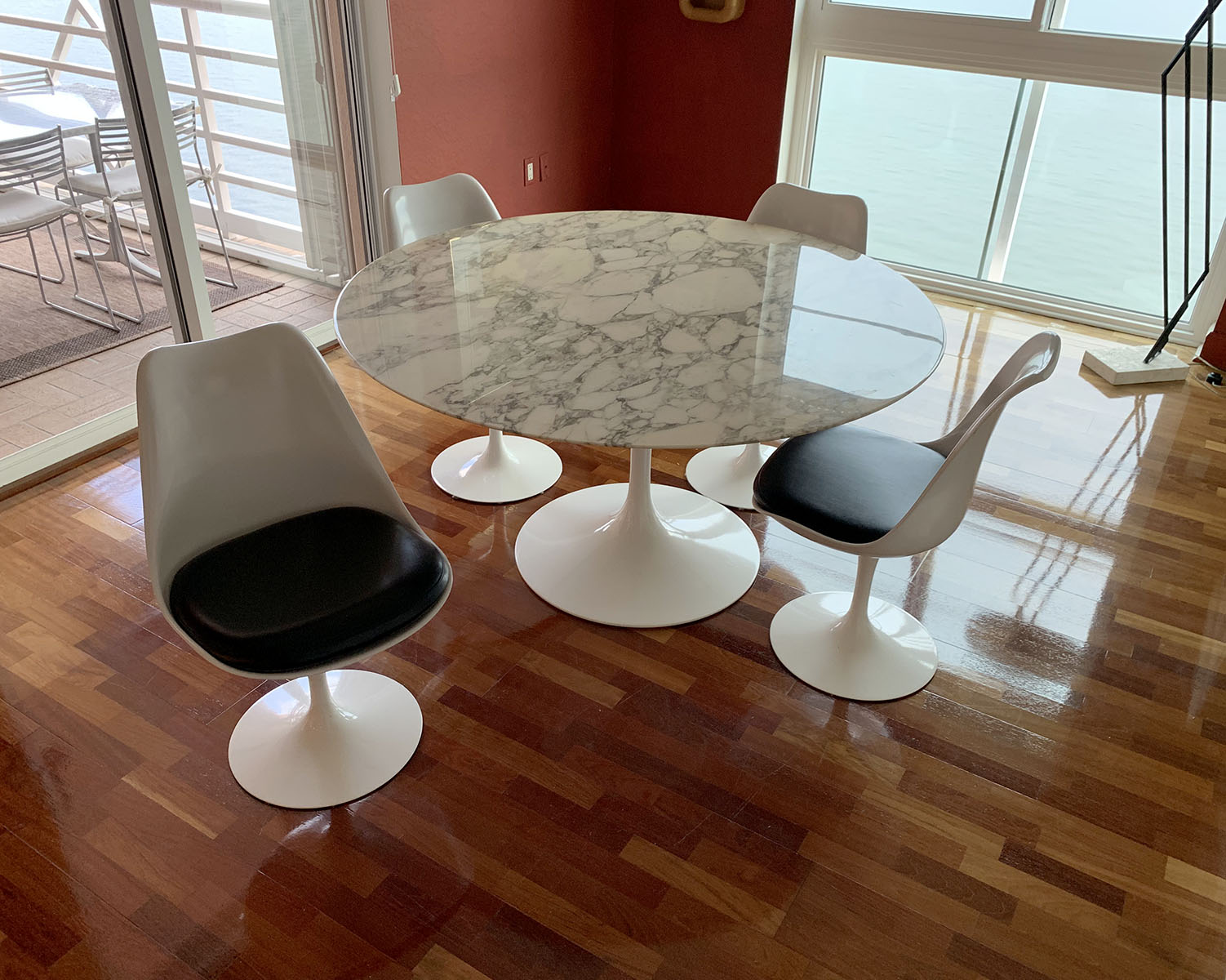 EERO SAARINEN TULIP TABLE WITH 4