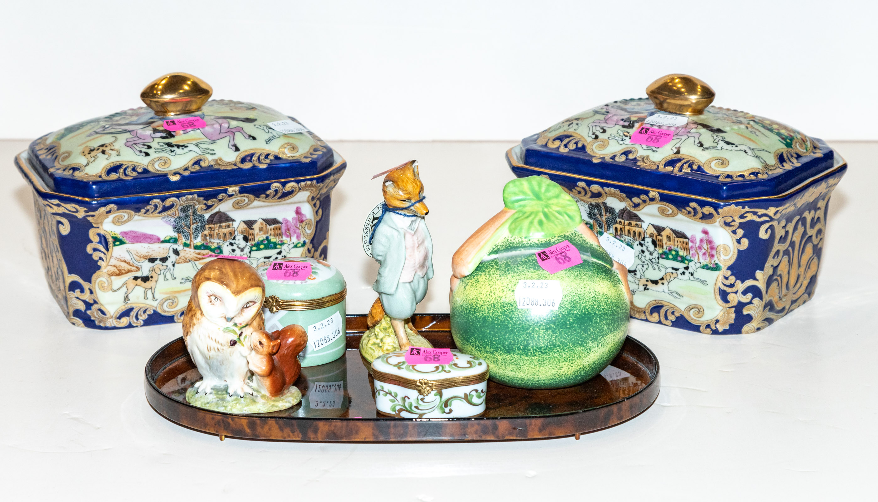 EIGHT ASSORTED DECORATIVE