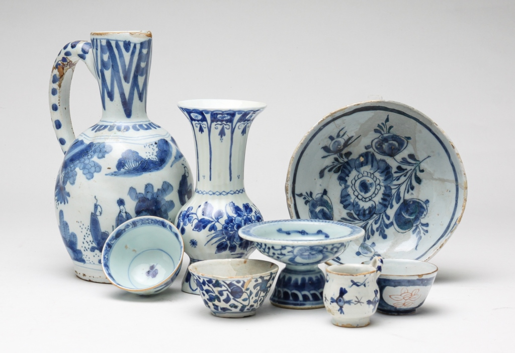 EIGHT BLUE AND WHITE POTTERY