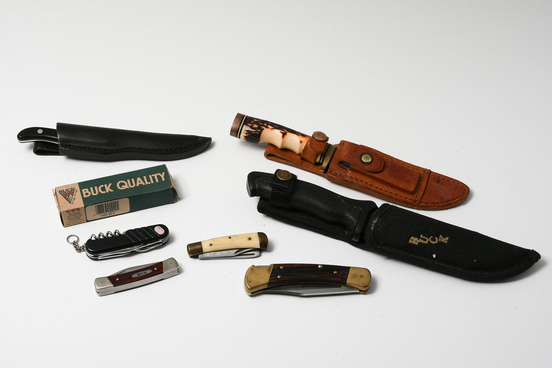 EIGHT-PIECE COLLECTIBLE KNIFE