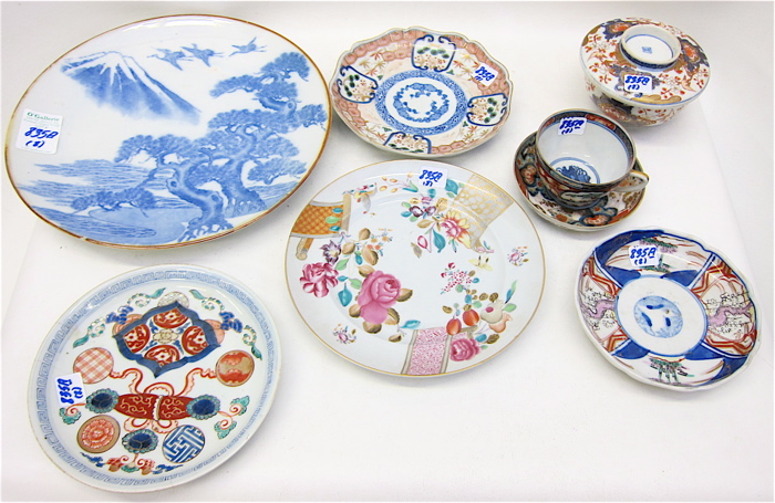 EIGHT PIECES COLLECTIBLE PORCELAIN: