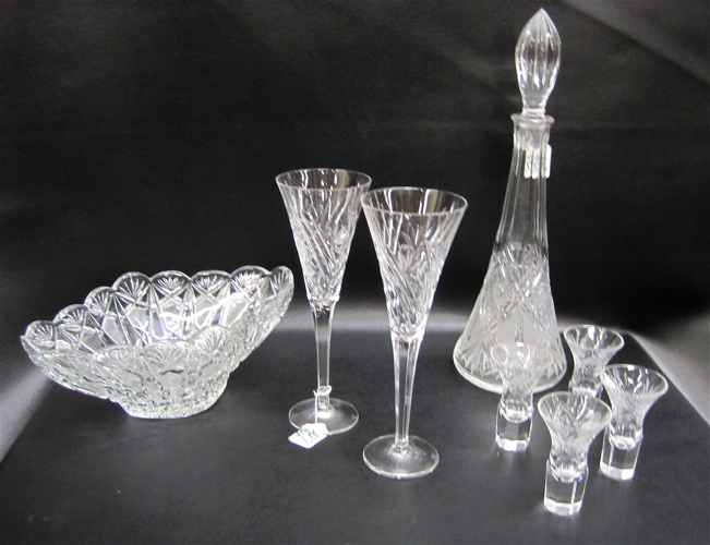 EIGHT PIECES CUT CRYSTAL TABLEWARE: