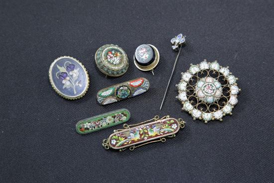 EIGHT PIECES OF JEWELRY. Five