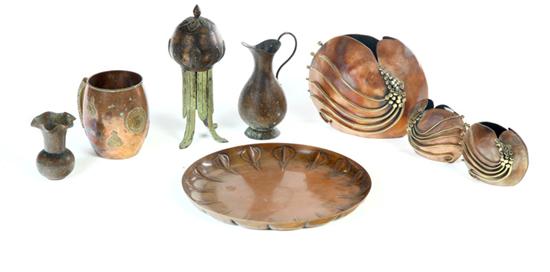 EIGHT PIECES OF METALWARE. 