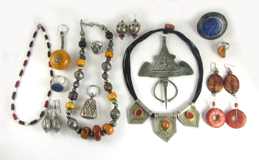 EIGHTEEN ARTICLES OF ETHNIC STYLE