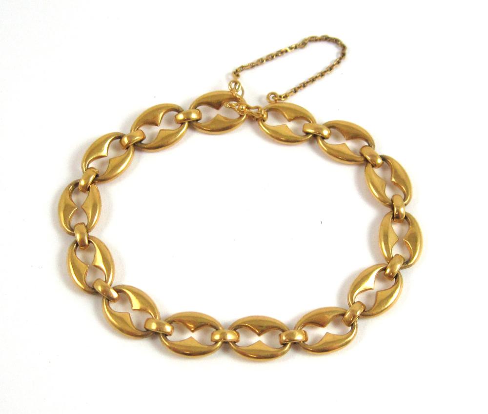 EIGHTEEN KARAT GOLD CHAIN BRACELET.