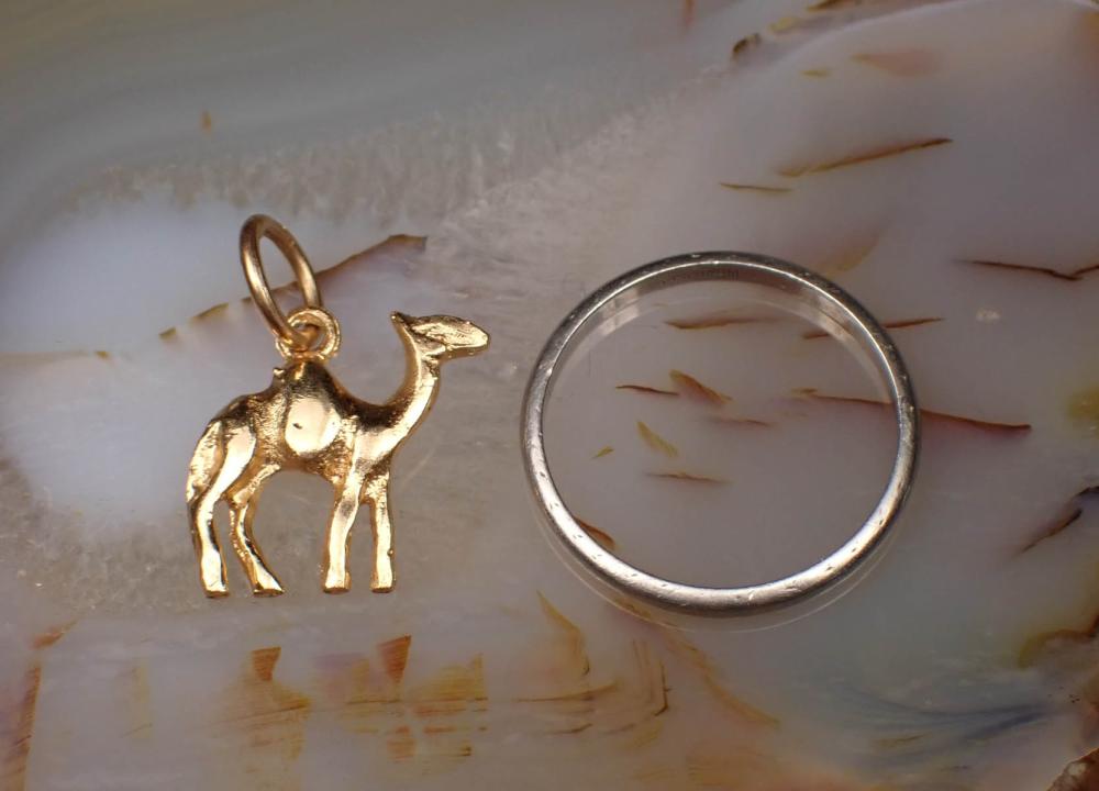 EIGHTEEN KARAT GOLD CHARM AND