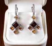 EIGHTEEN KARAT GOLD DANGLE EAR