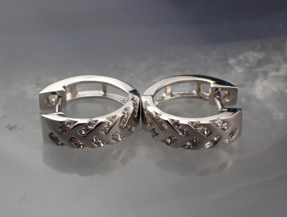 EIGHTEEN KARAT WHITE GOLD HUGGIE