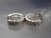 EIGHTEEN KARAT WHITE GOLD HUGG