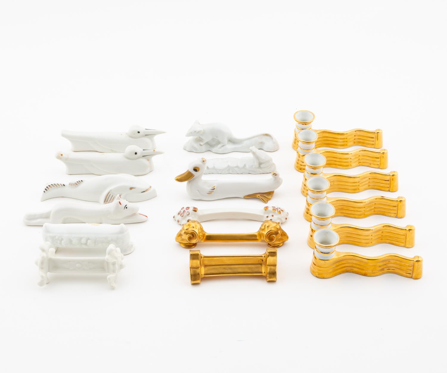 EIGHTEEN PORCELAIN KNIFE RESTS,
