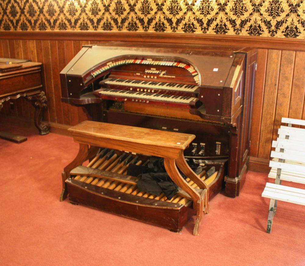 ELECTRIC GRAND THEATER ORGAN WITH