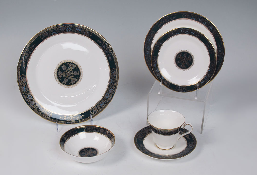 ELEGANT ROYAL DOULTON FINE CHINA IN