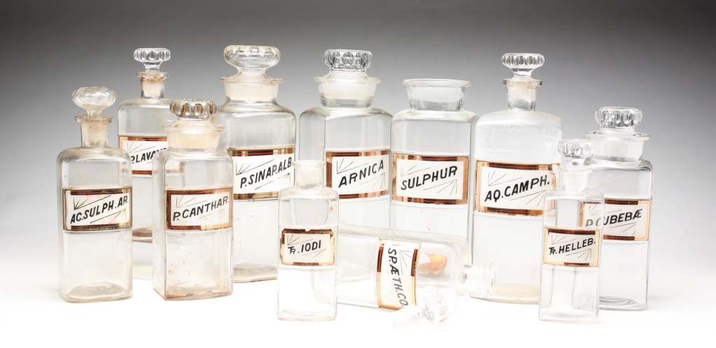 ELEVEN GLASS APOTHECARY JARS.