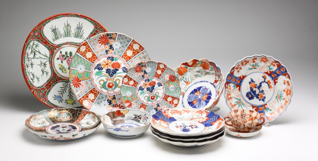ELEVEN PIECES OF ASIAN PORCELAIN.
