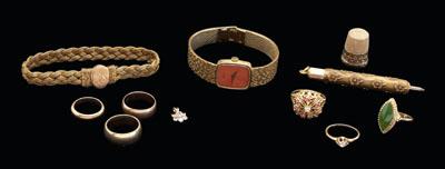 Eleven pieces yellow gold