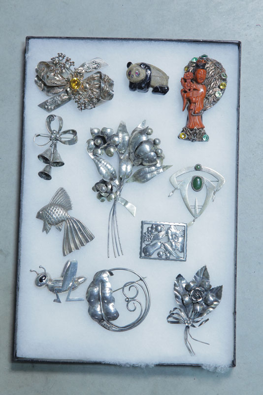 ELEVEN VINTAGE BROOCHES. All