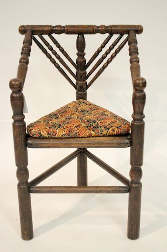 ELIZABETHAN STYLE TURNED OAK CORNER
