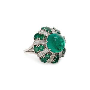 EMERALD AND DIAMOND RING Containing