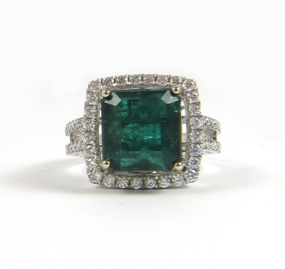 EMERALD AND DIAMONDS RING WITH