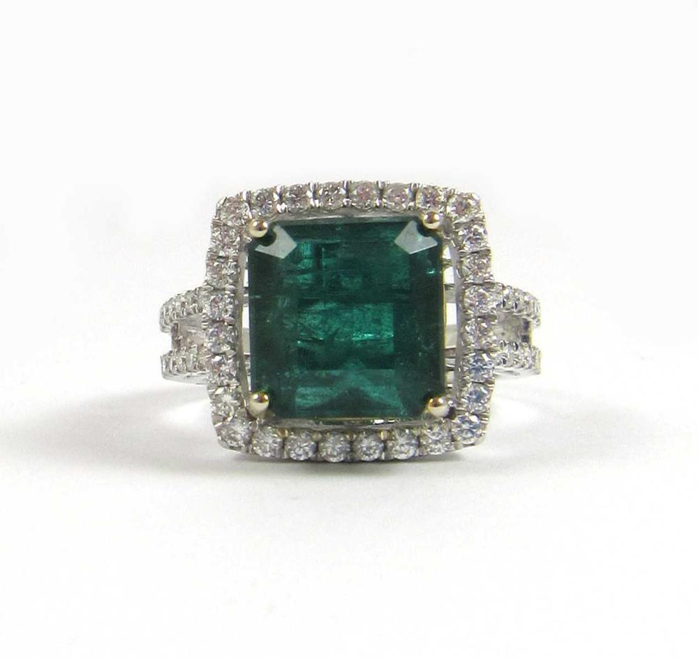EMERALD AND DIAMONDS RING WITH
