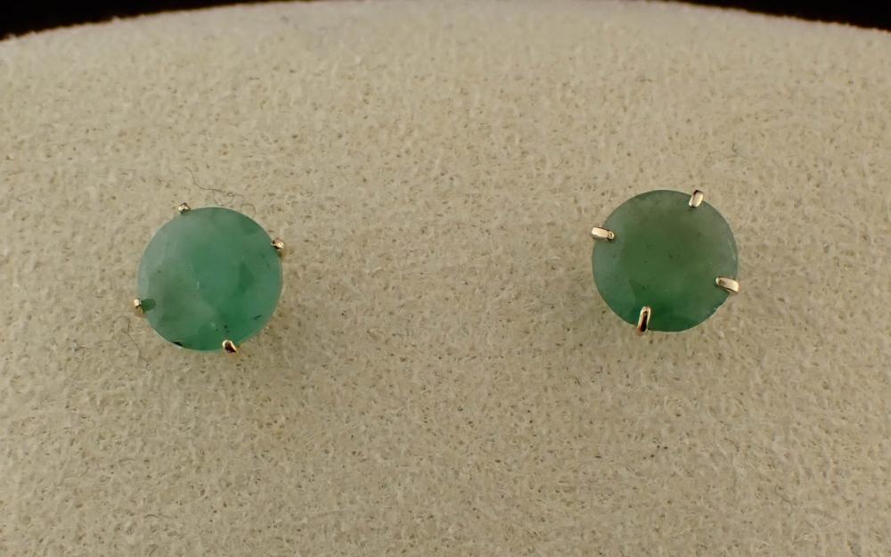 EMERALD AND FOURTEEN KARAT GOLD EAR