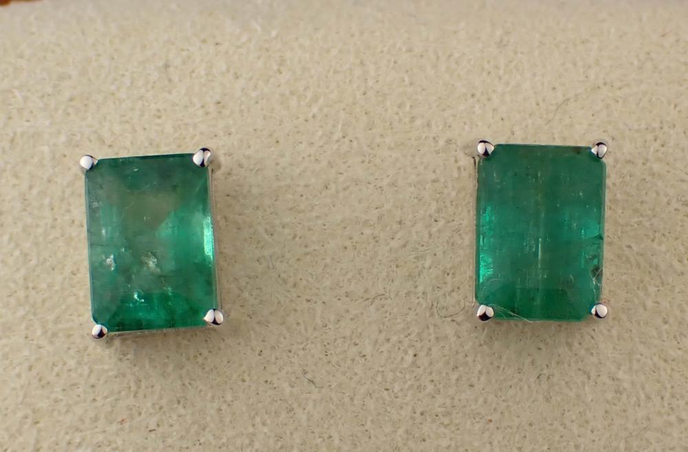 EMERALD AND FOURTEEN KARAT GOLD EAR