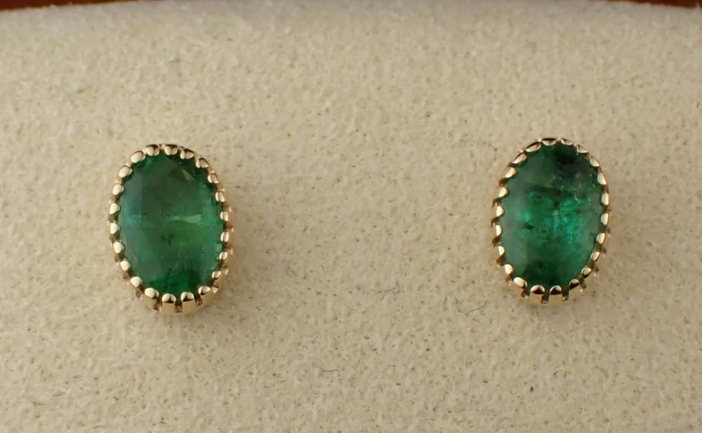 EMERALD AND FOURTEEN KARAT GOLD EAR