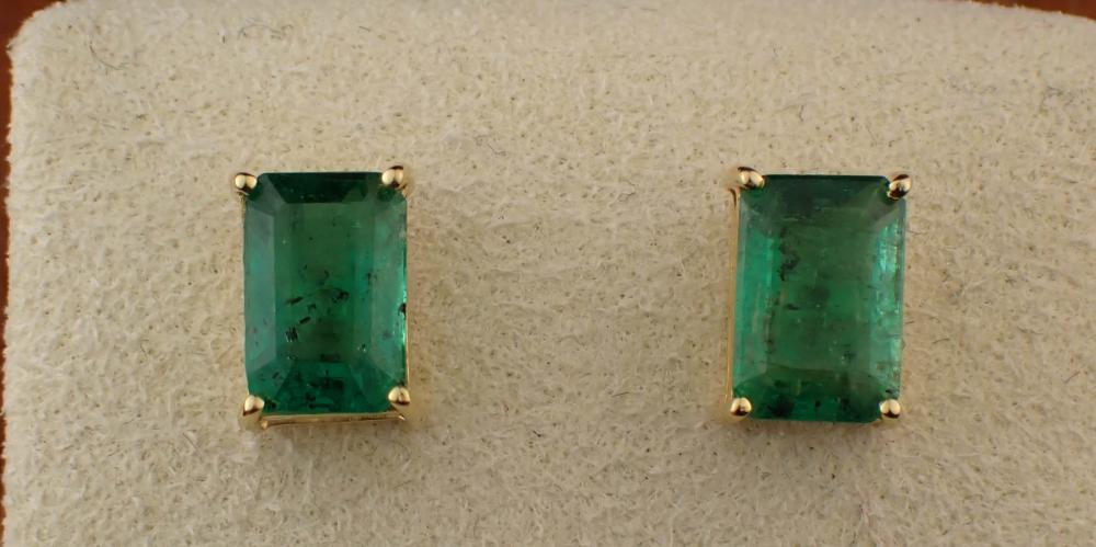EMERALD AND FOURTEEN KARAT GOLD EAR
