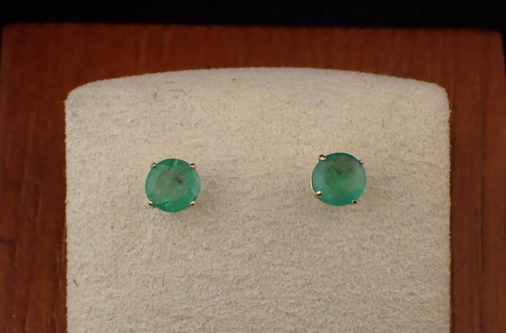 EMERALD AND FOURTEEN KARAT GOLD EAR