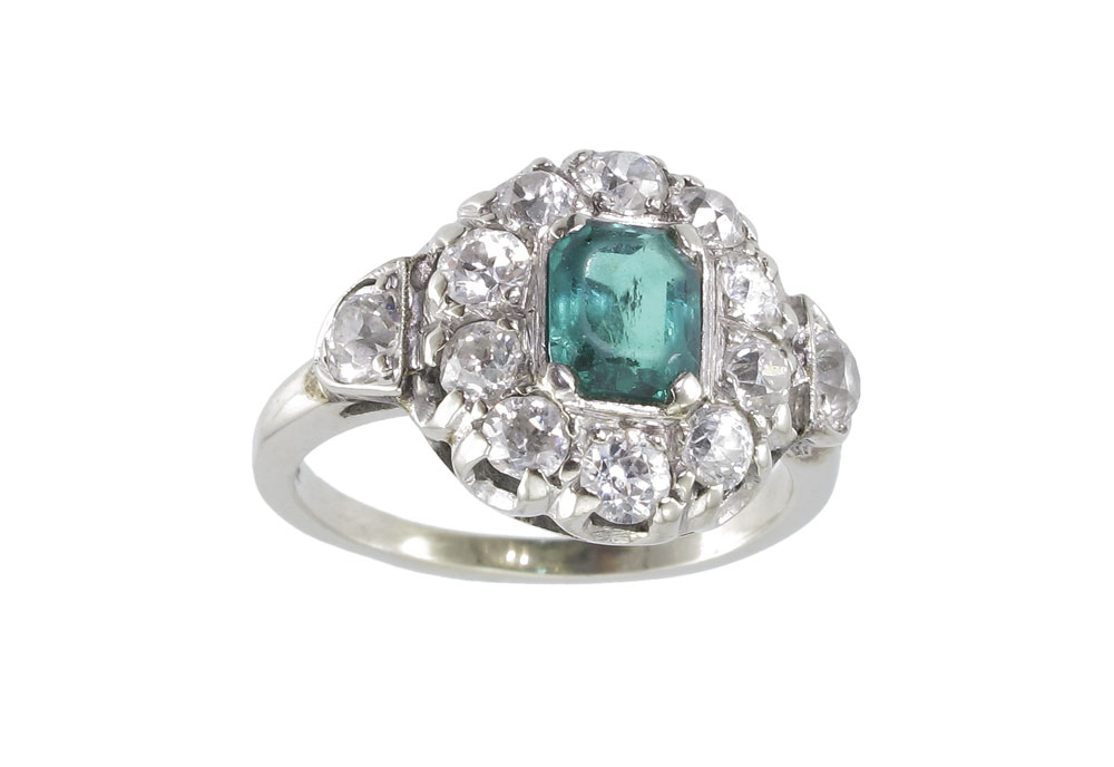 EMERALD & DIAMOND RING: 14K white