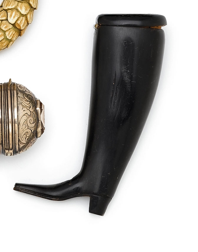 English carved horn snuff mull   