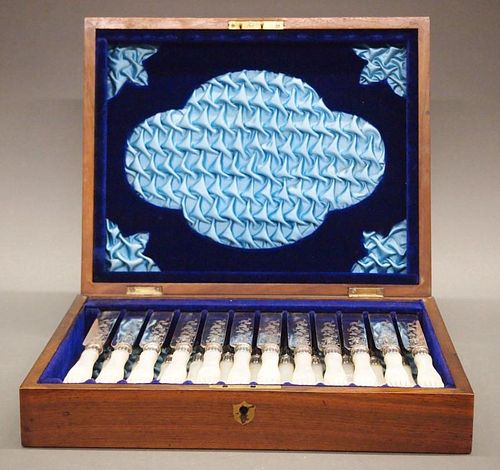 ENGLISH DESSERT SERVICEA circa 1900